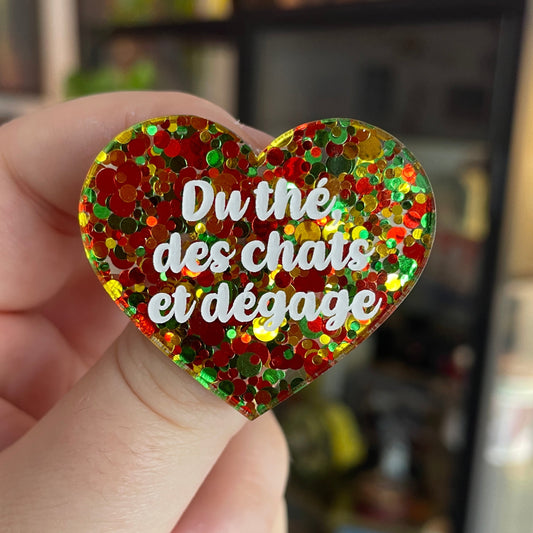 Broche "Du thé, des chats et dégage" en acrylique semi-transparente à pois jaunes, rouges et verts