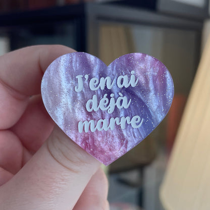 Broche "J'en ai déjà marre" en acrylique marbrée bleue, rose et blanche