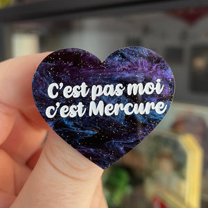 Broche "C'est pas moi c'est Mercure" en acrylique marbrée galactique