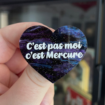 Broche "C'est pas moi c'est Mercure" en acrylique marbrée galactique