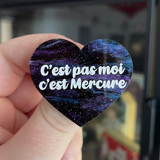 Broche "C'est pas moi c'est Mercure" en acrylique marbrée galactique