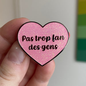 Pin en émail "Pas trop fan des gens" rose à paillettes