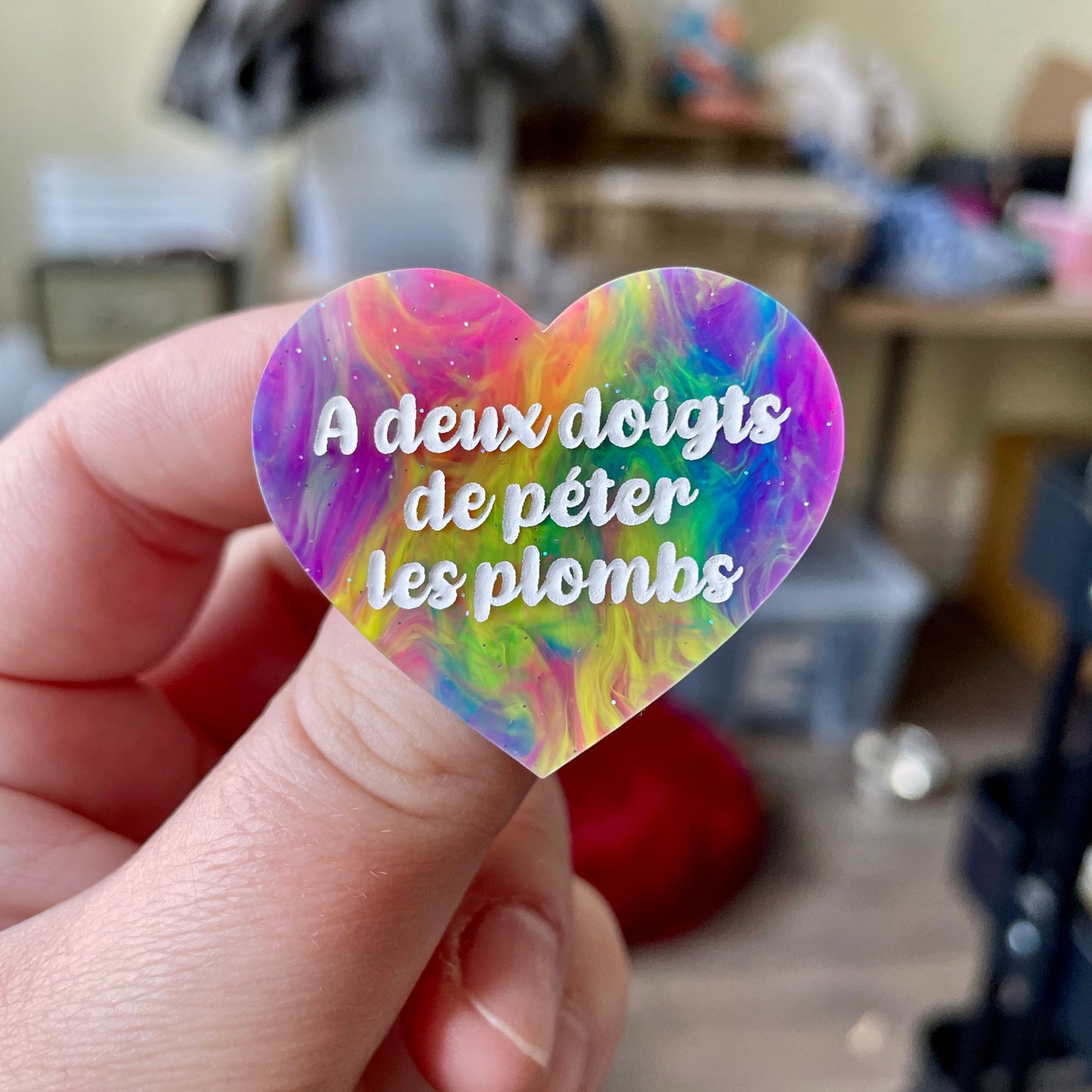 Broche "A deux doigts de péter les plombs" en acrylique semi-transparente marbrée multicolore