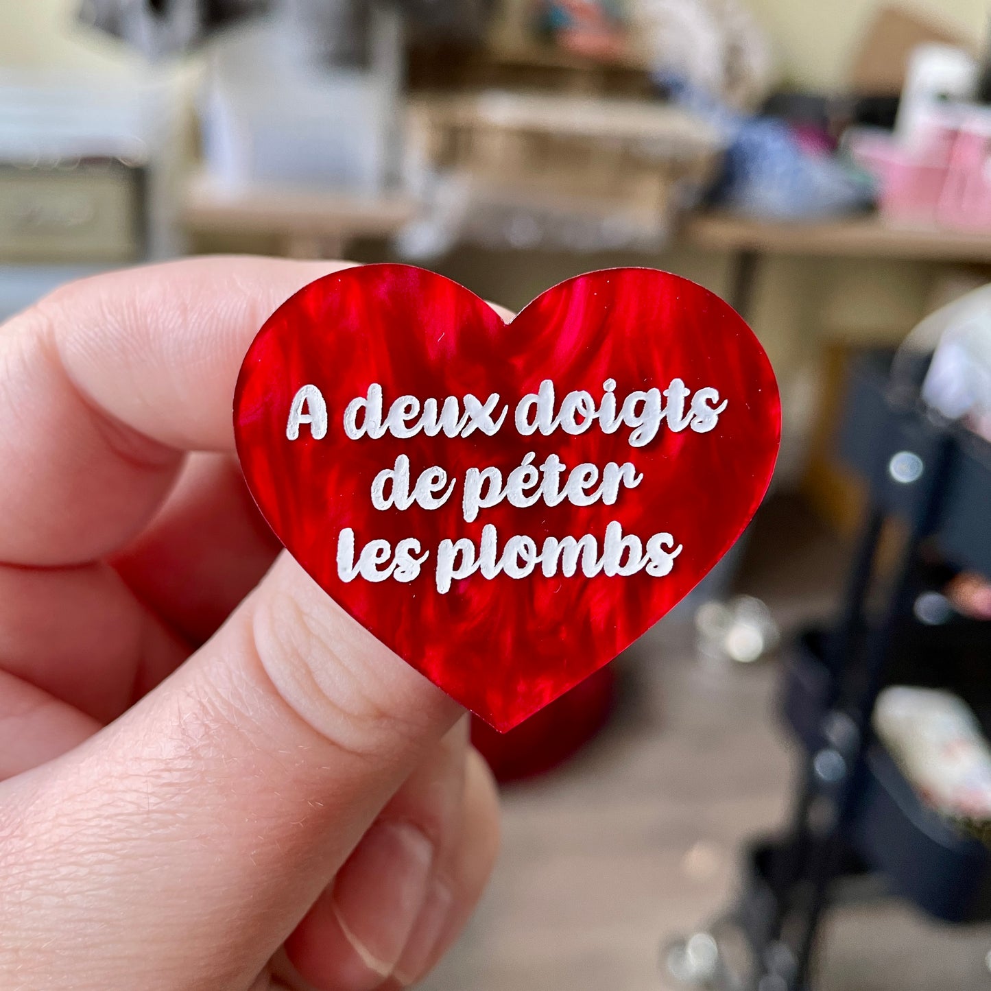 Broche "A deux doigts de péter les plombs" en acrylique marbrée rouge
