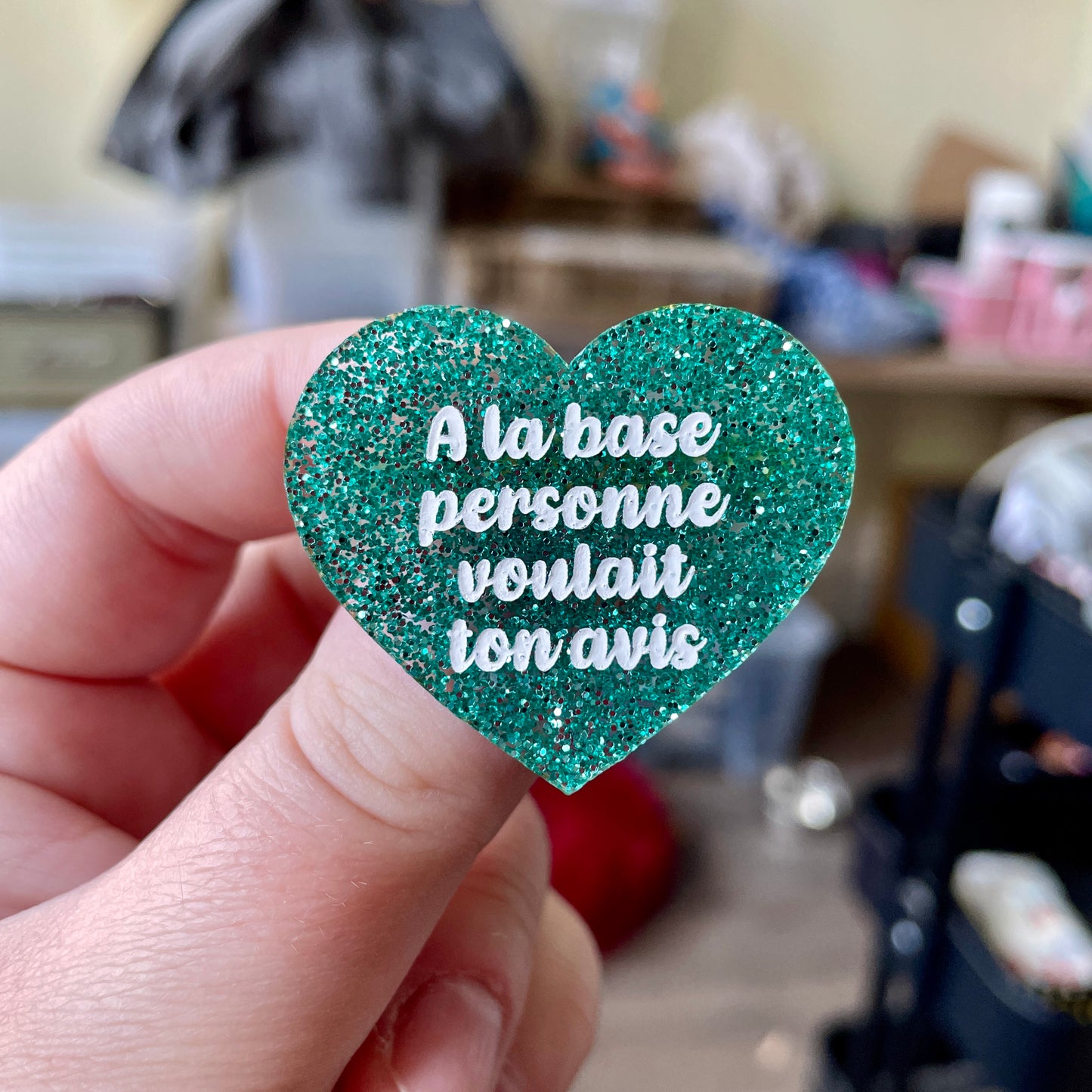 Broche "A la base personne voulait ton avis" en acrylique à paillettes turquoise