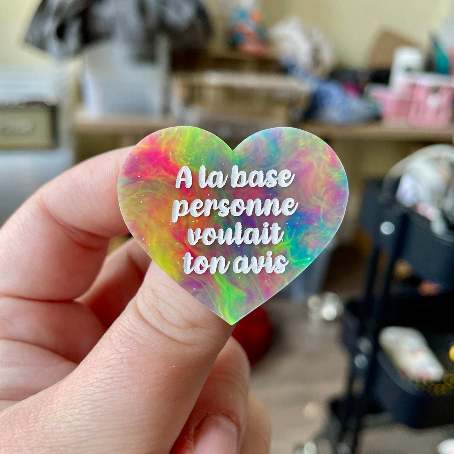Broche "A la base personne voulait ton avis" en acrylique semi-transparente marbrée multicolore