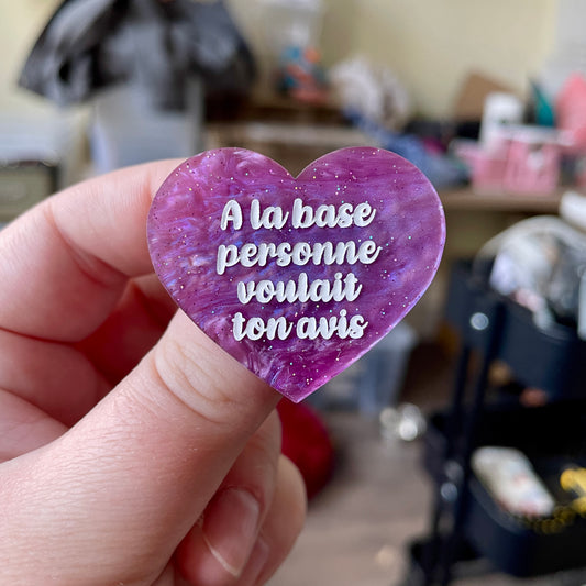 Broche "A la base personne voulait ton avis" en acrylique marbrée violette à paillettes