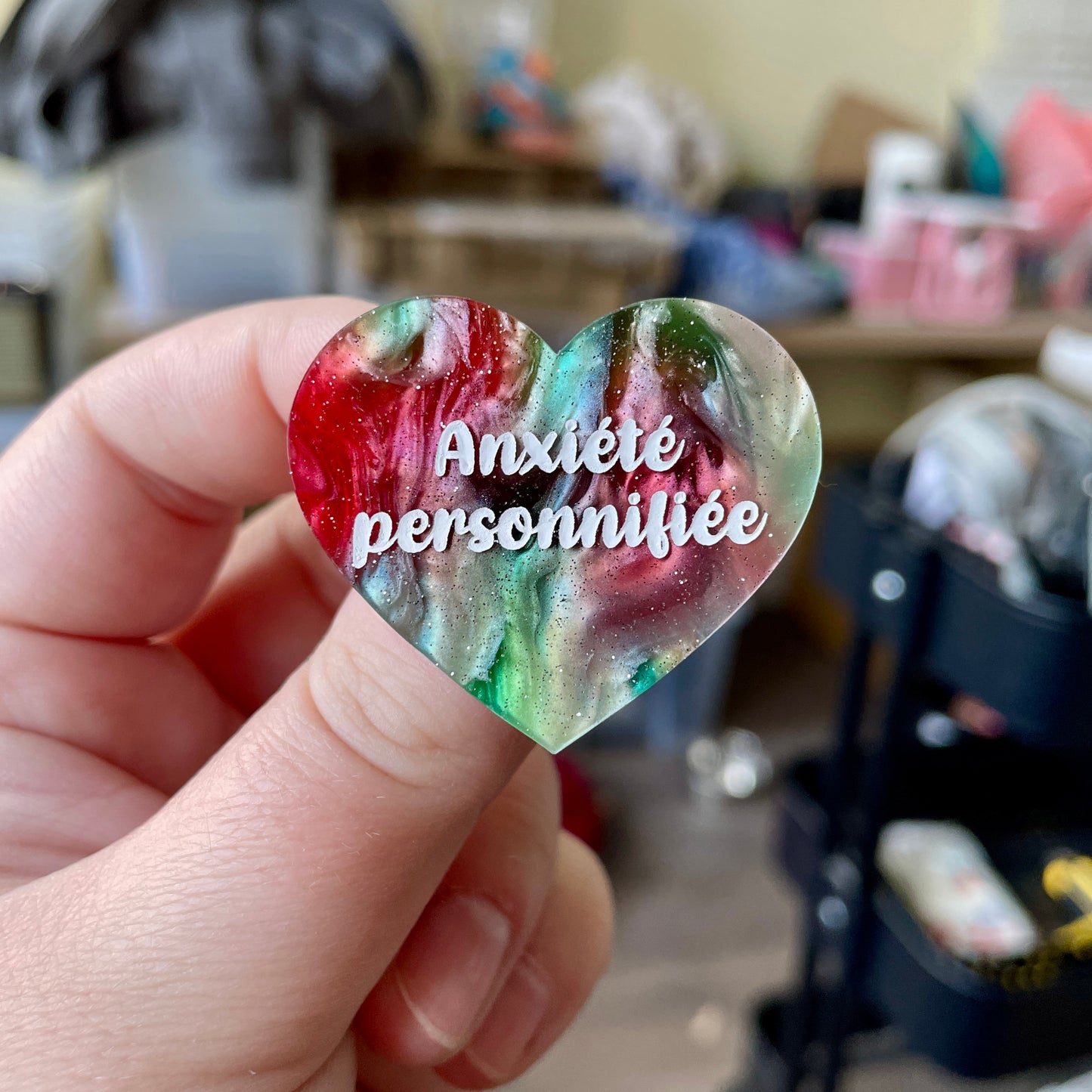 Broche "Anxiété personnifiée" en acrylique marbrée rouge, verte et blanche