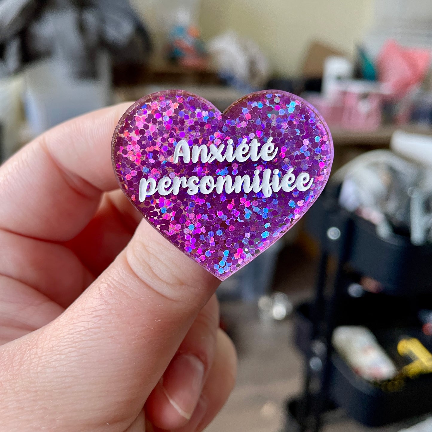 Broche "Anxiété personnifiée" en acrylique à paillettes violettes
