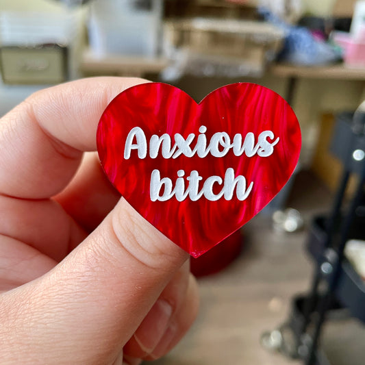Broche "Anxious bitch" en acrylique marbrée rouge