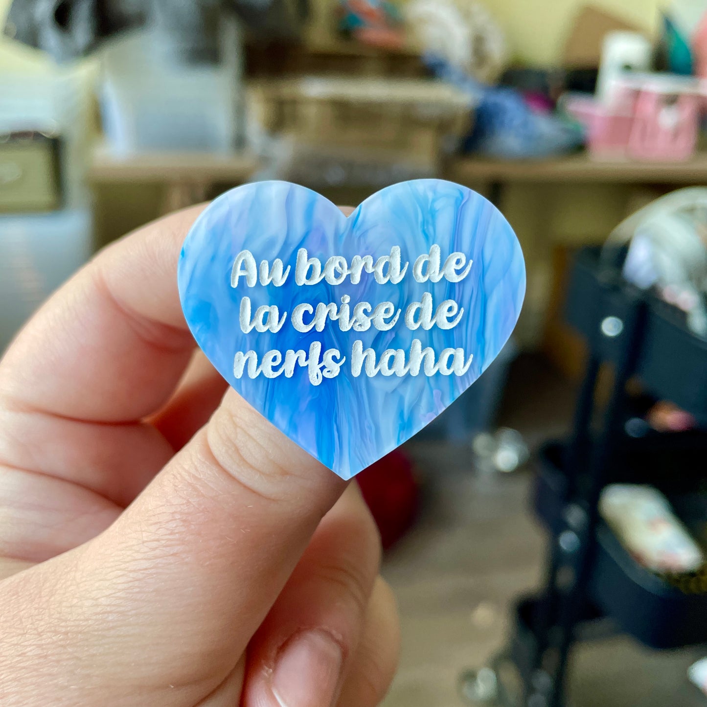 Broche "Au bord de la crise de nerfs haha" en acrylique marbrée bleue et blanche