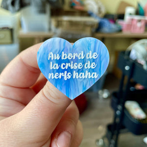 Broche "Au bord de la crise de nerfs haha" en acrylique marbrée bleue et blanche
