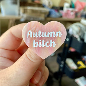 Broche "Autumn bitch" en acrylique marbrée orange et jaune