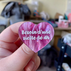 Broche "Besoin d'une sieste de 4h" en acrylique marbrée blanche et rose