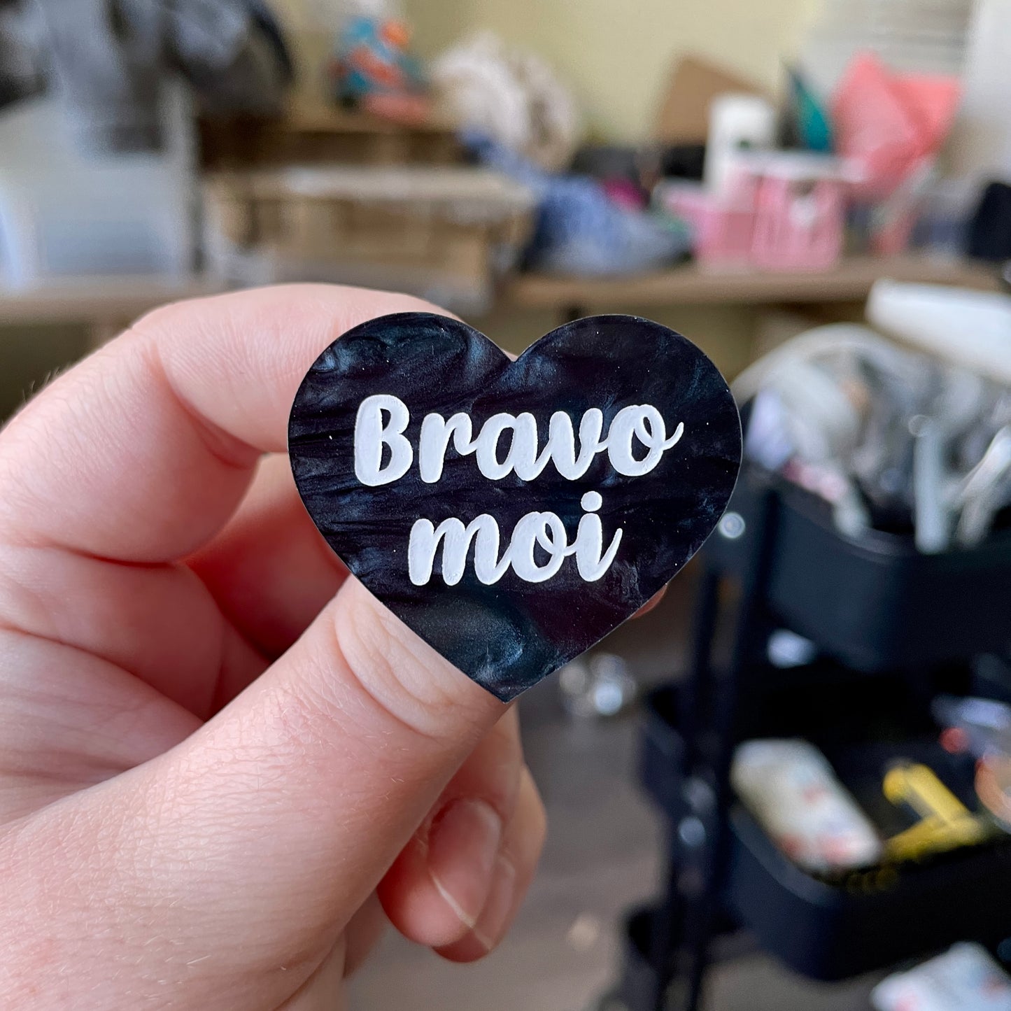 Broche "Bravo moi" en acrylique marbrée noire