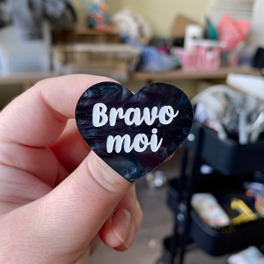 Broche "Bravo moi" en acrylique marbrée noire