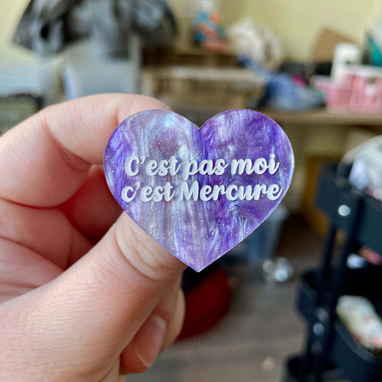 Broche "C'est pas moi c'est Mercure" en acrylique marbrée bleue et violette