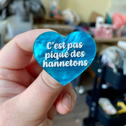 Broche "C'est pas piqué des hannetons" en acrylique marbrée bleue