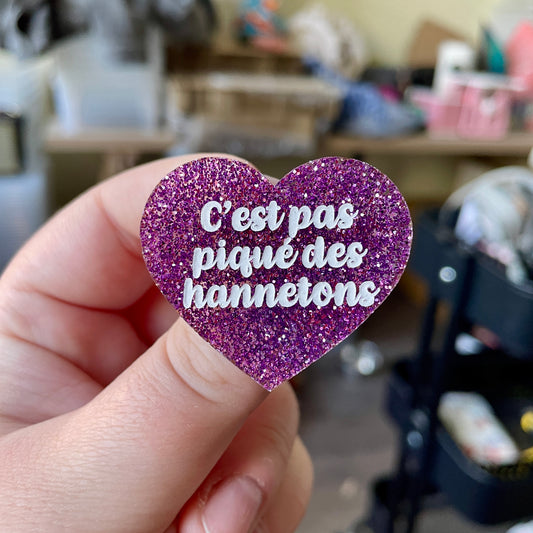 Broche "C'est pas piqué des hannetons" en acrylique à paillettes violettes