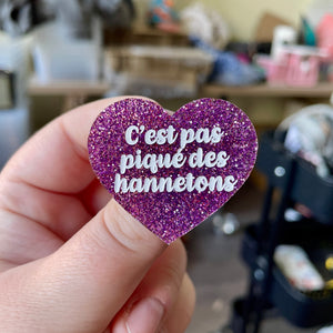 Broche "C'est pas piqué des hannetons" en acrylique à paillettes violettes