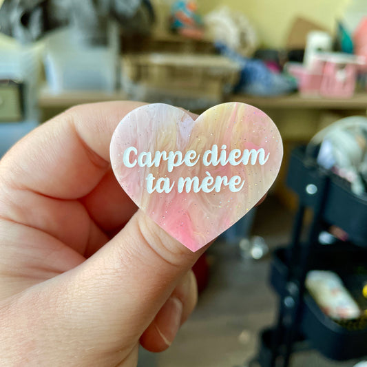 Broche "Carpe diem ta mère" en acrylique marbrée orange, jaune et blanche à paillettes