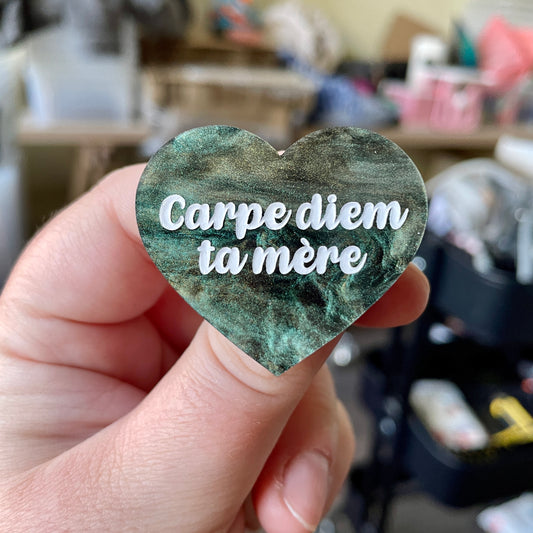 Broche "Carpe diem ta mère" en acrylique marbrée noire, verte et dorée