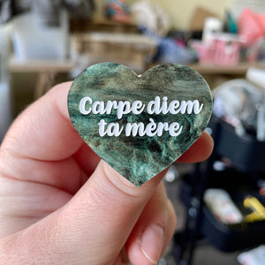 Broche "Carpe diem ta mère" en acrylique marbrée noire, verte et dorée