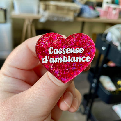 Broche "Casseuse d'ambiance" en acrylique semi-transparente à paillettes rouges