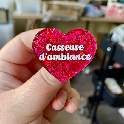 Broche "Casseuse d'ambiance" en acrylique semi-transparente à paillettes rouges