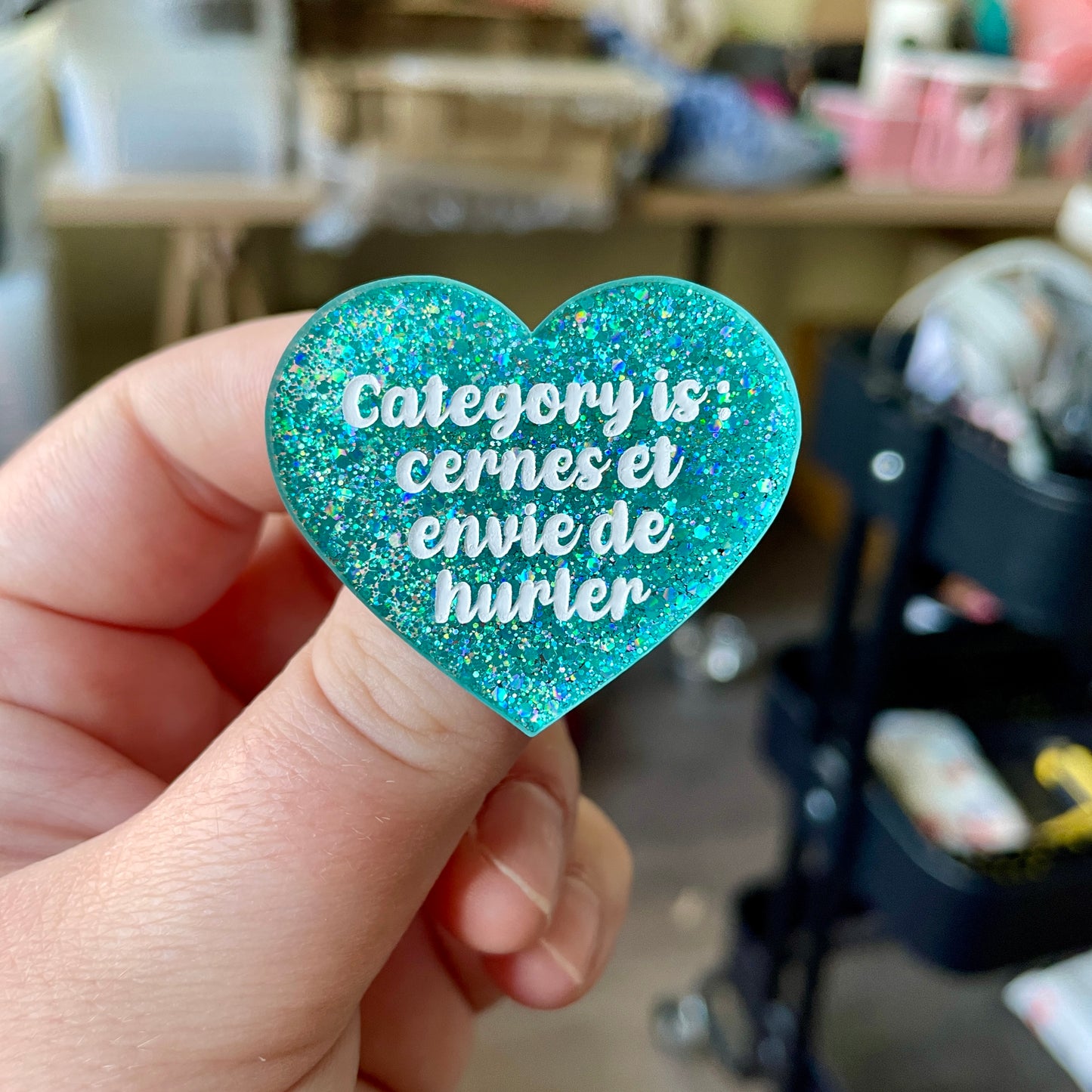 Broche "Category is : cernes et envie de hurler" en acrylique à paillettes turquoise