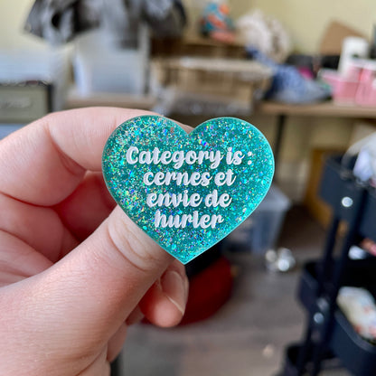 Broche "Category is : cernes et envie de hurler" en acrylique à paillettes turquoise