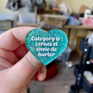 Broche "Category is : cernes et envie de hurler" en acrylique à paillettes turquoise