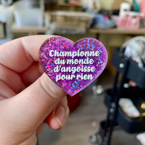 Broche "Championne du monde d'angoisse pour rien" en acrylique à paillettes violettes