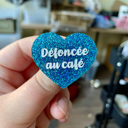 Broche "Défoncée au café" en acrylique à paillettes bleues