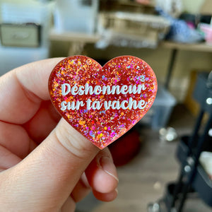 Broche "Déshonneur sur ta vache" en acrylique avec des paillettes corail