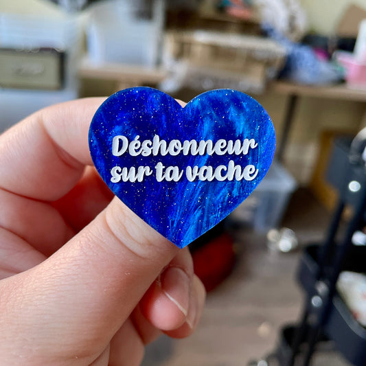 Broche "Déshonneur sur ta vache" en acrylique marbrée bleue à paillettes