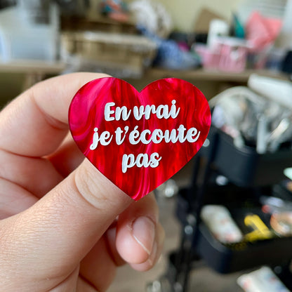 Broche "En vrai je t'écoute pas" en acrylique marbrée rouge