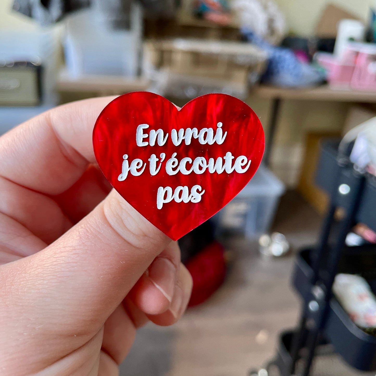Broche "En vrai je t'écoute pas" en acrylique marbrée rouge