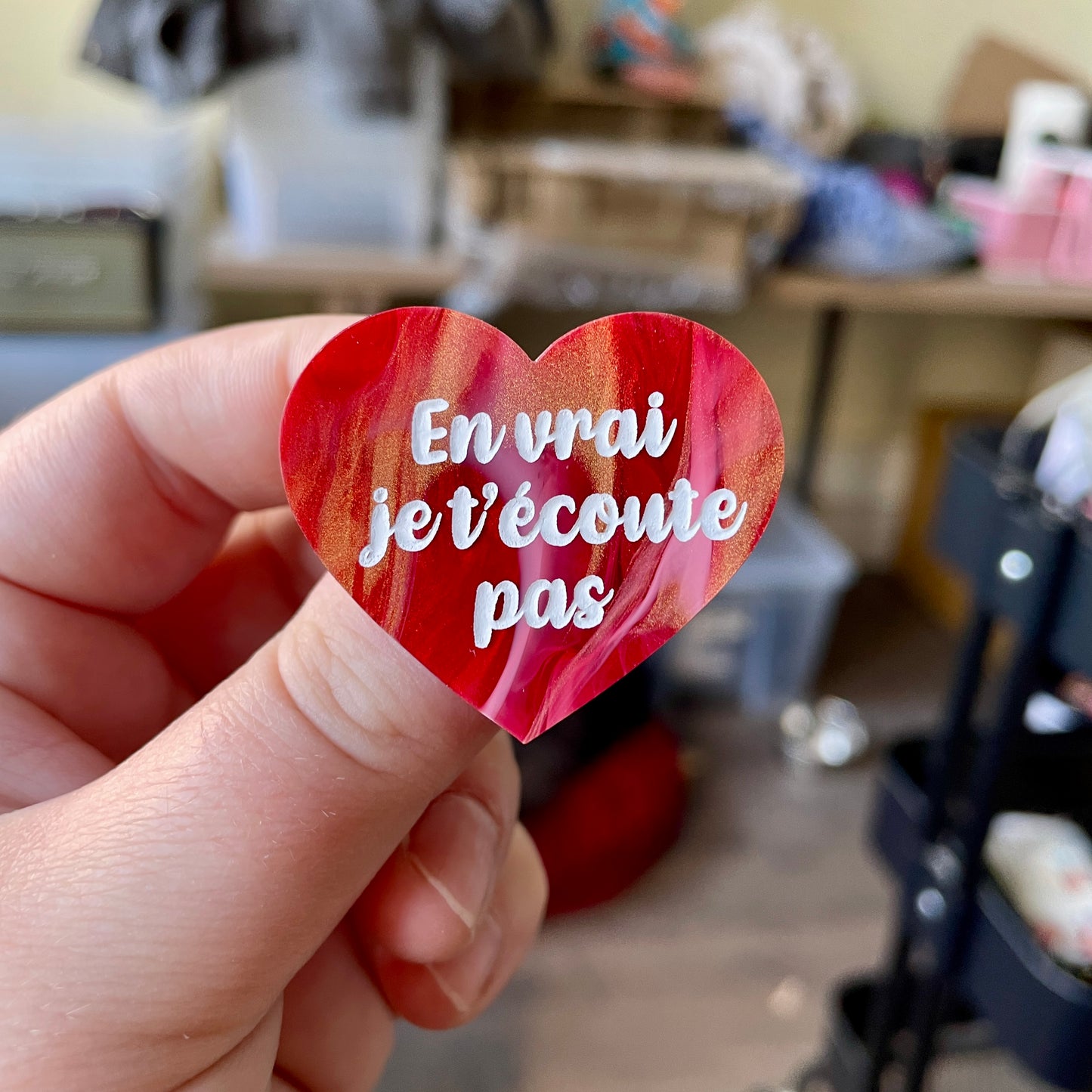 Broche "En vrai je t'écoute pas" en acrylique marbrée rouge, dorée et blanche