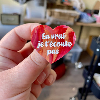 Broche "En vrai je t'écoute pas" en acrylique marbrée rouge, dorée et blanche