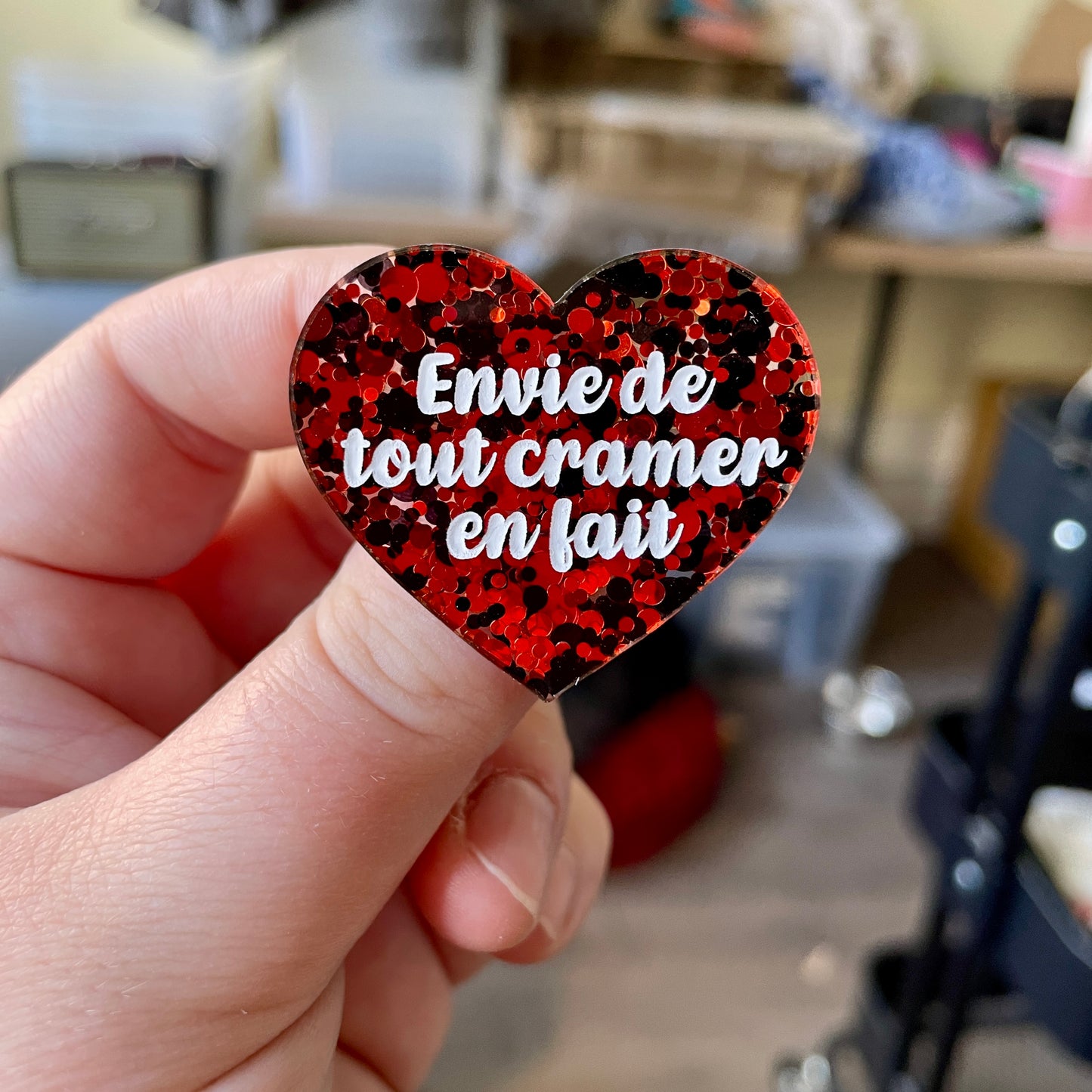 Broche "Envie de tout cramer en fait" en acrylique semi-transparente à pois rouges et noires