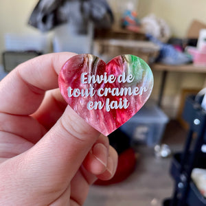 Broche "Envie de tout cramer en fait" en acrylique marbrée rouge, verte et blanche