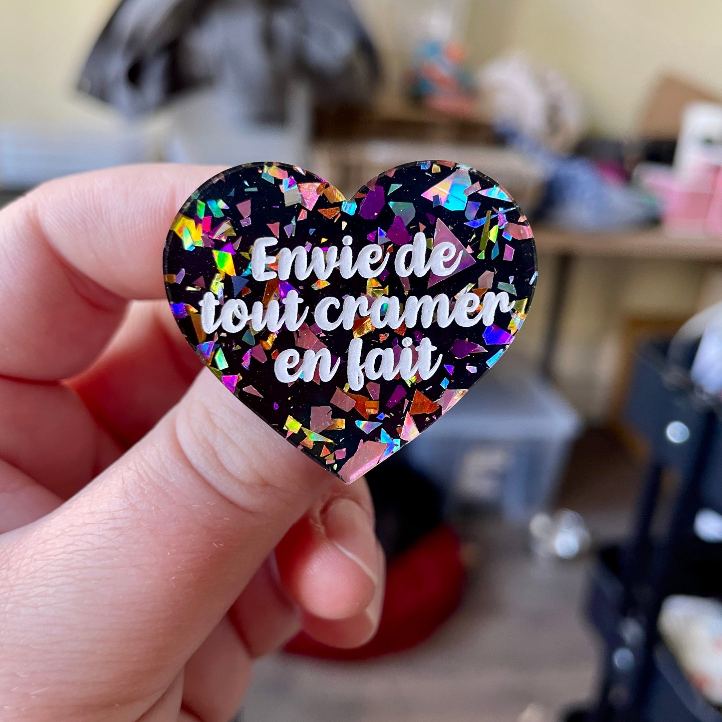 Broche "Envie de tout cramer en fait" en acrylique noire avec des éclats de confettis multicolores