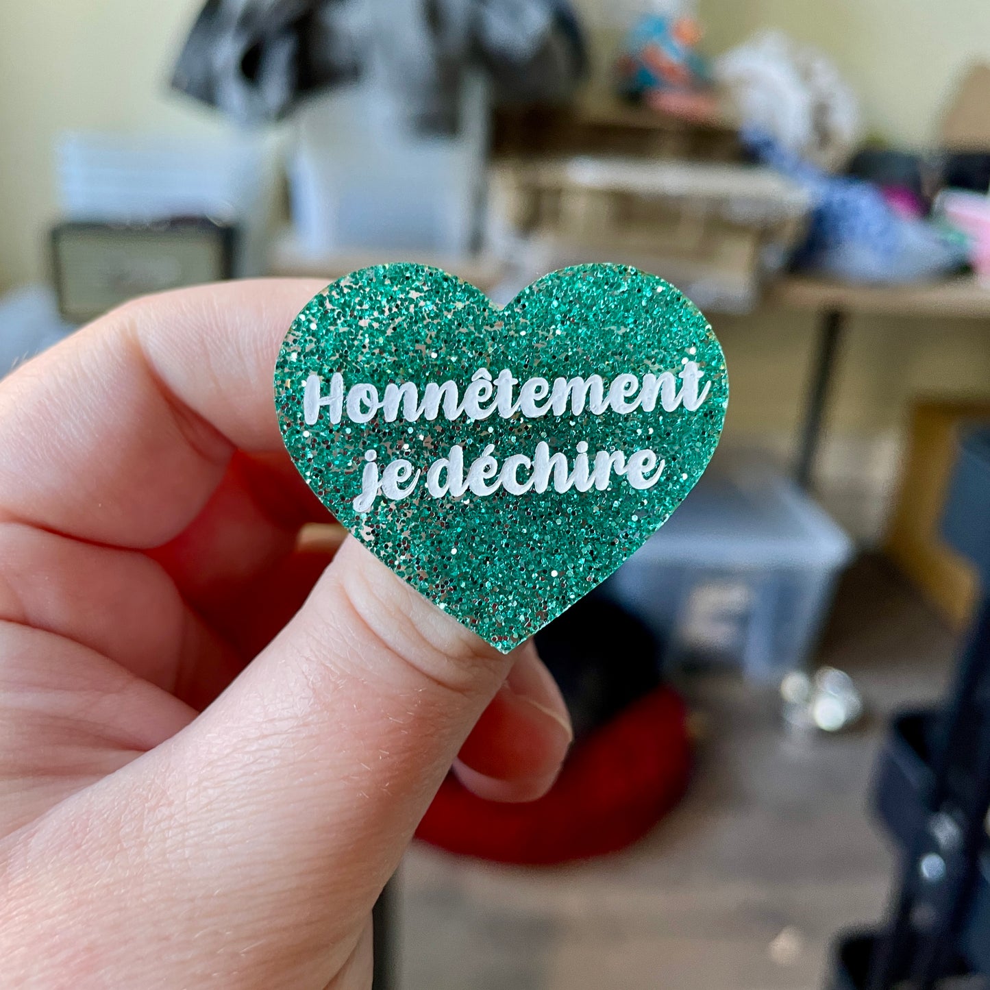 Broche "Honnêtement je déchire" en acrylique à paillettes turquoise