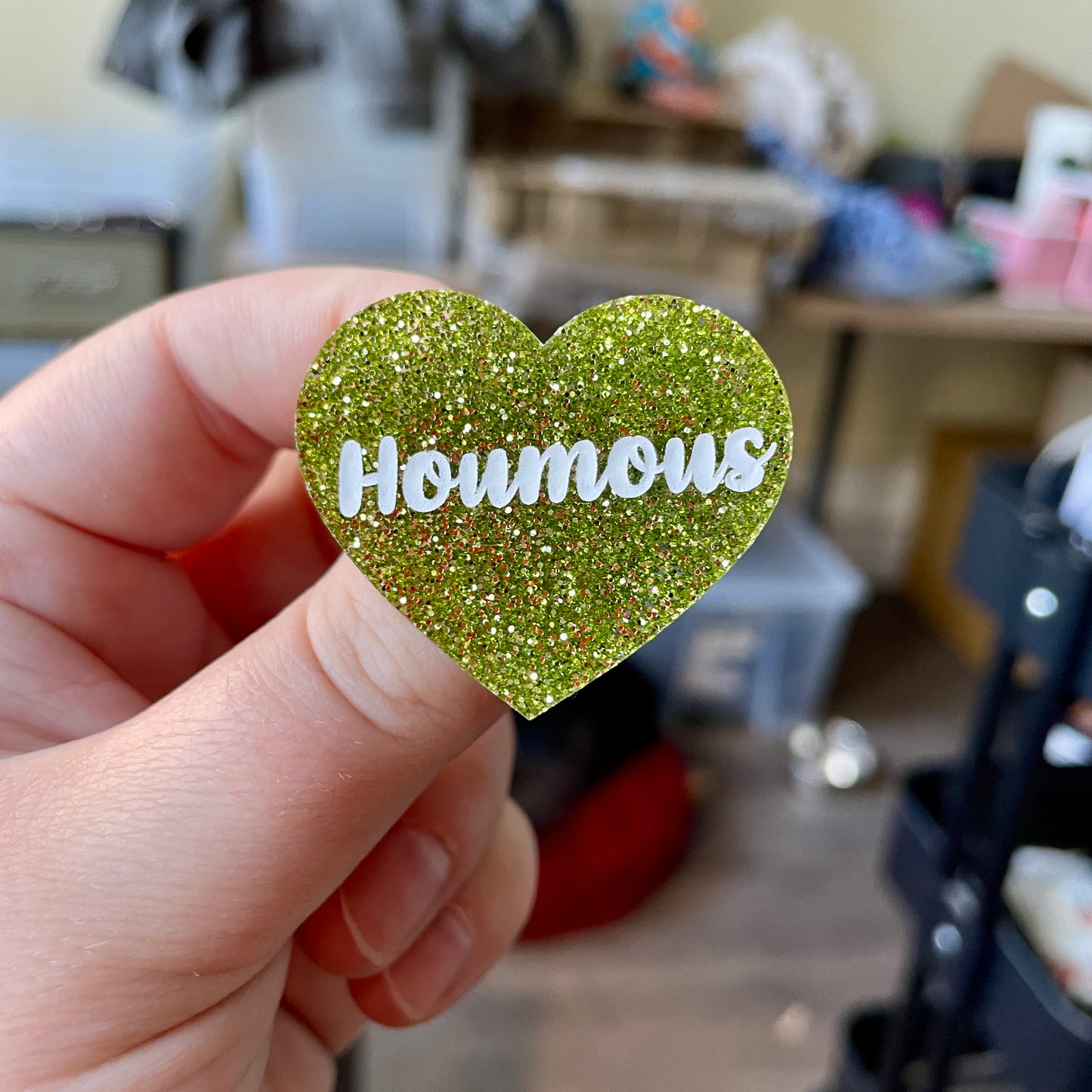 Broche "Houmous" en acrylique à paillettes vertes
