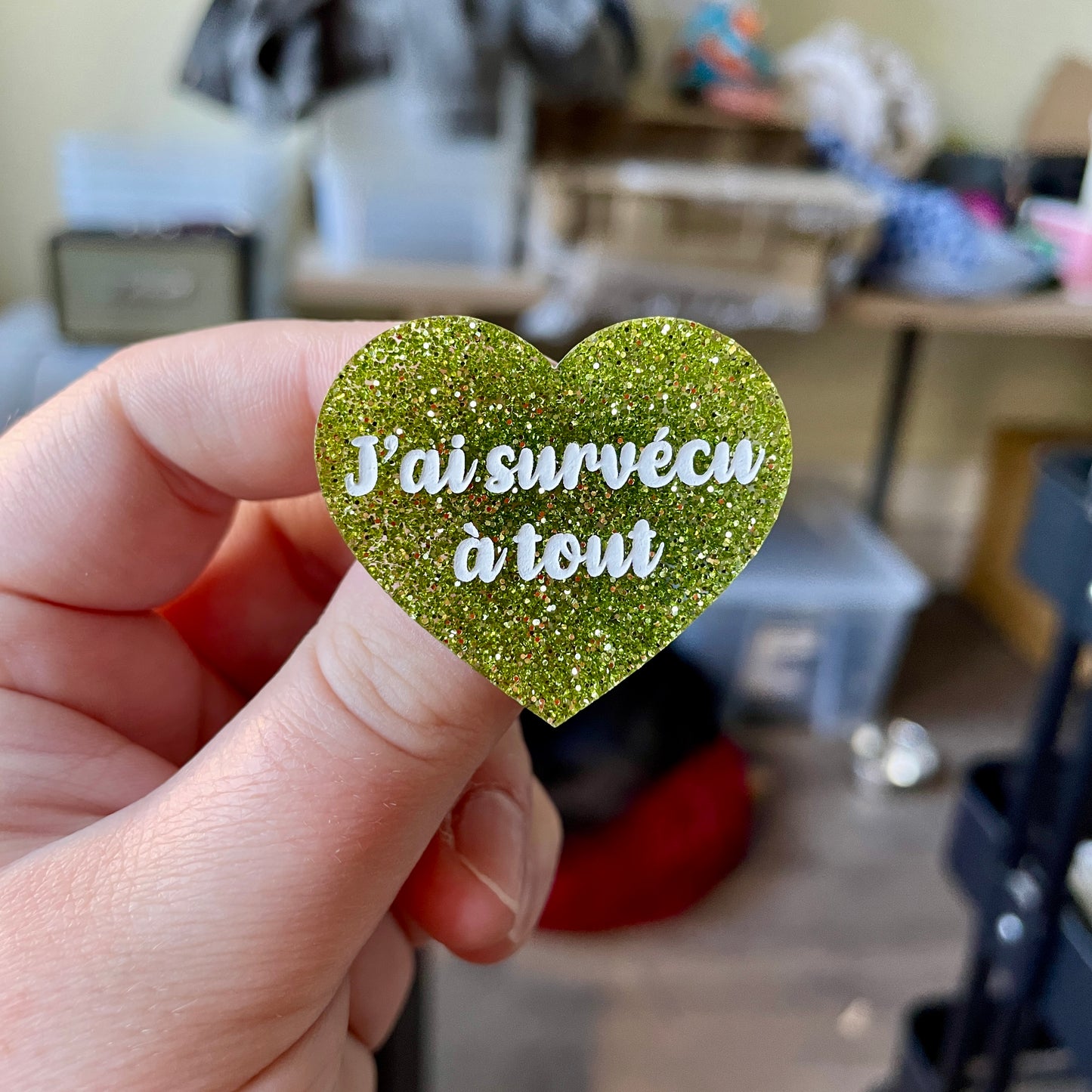 Broche "J'ai survécu à tout" en acrylique à paillettes vertes