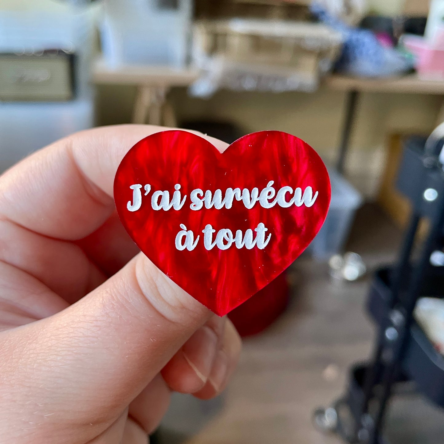 Broche "J'ai survécu à tout" en acrylique marbrée rouge