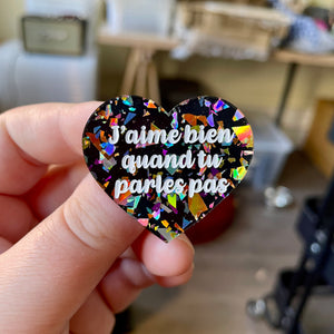 Broche "J'aime bien quand tu parles pas" en acrylique noire avec des éclats de confettis multicolores