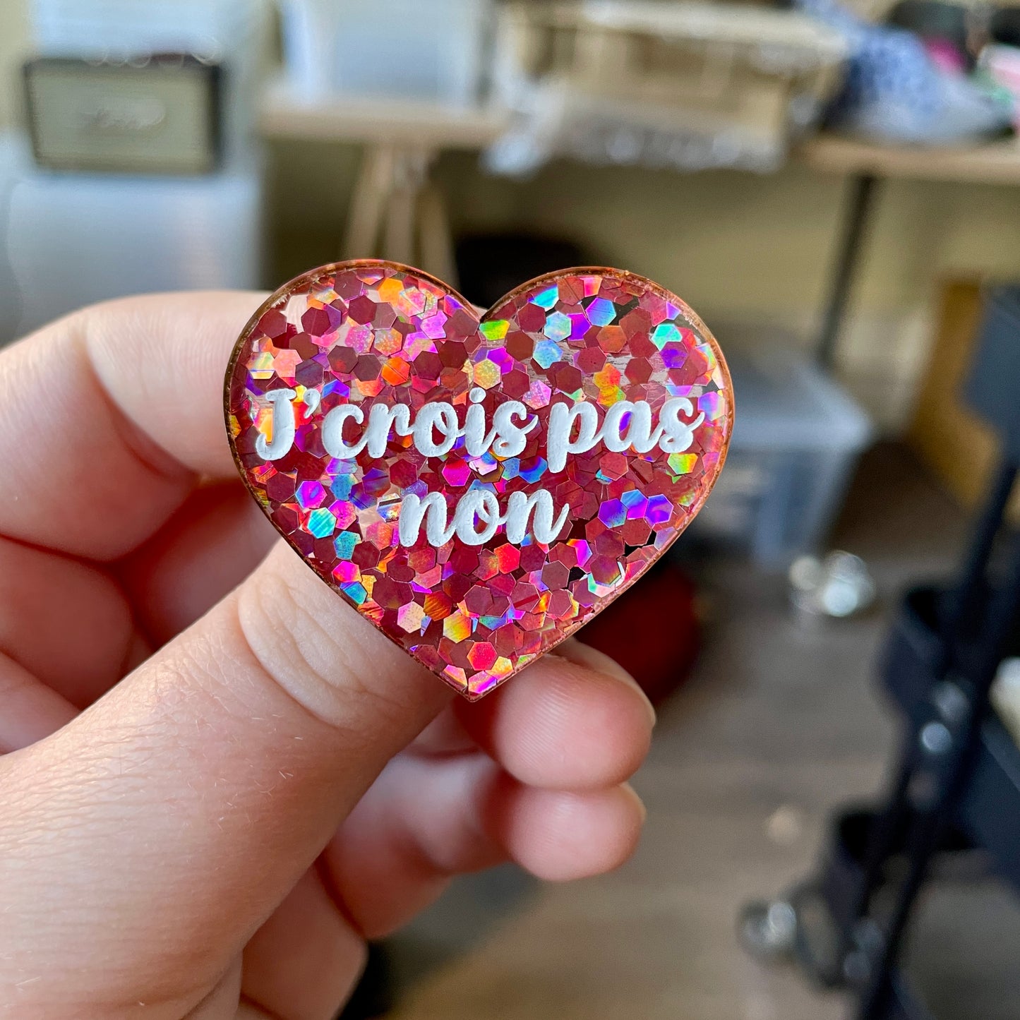 Broche "J'crois pas non" en acrylique semi-transparente avec des confettis corail