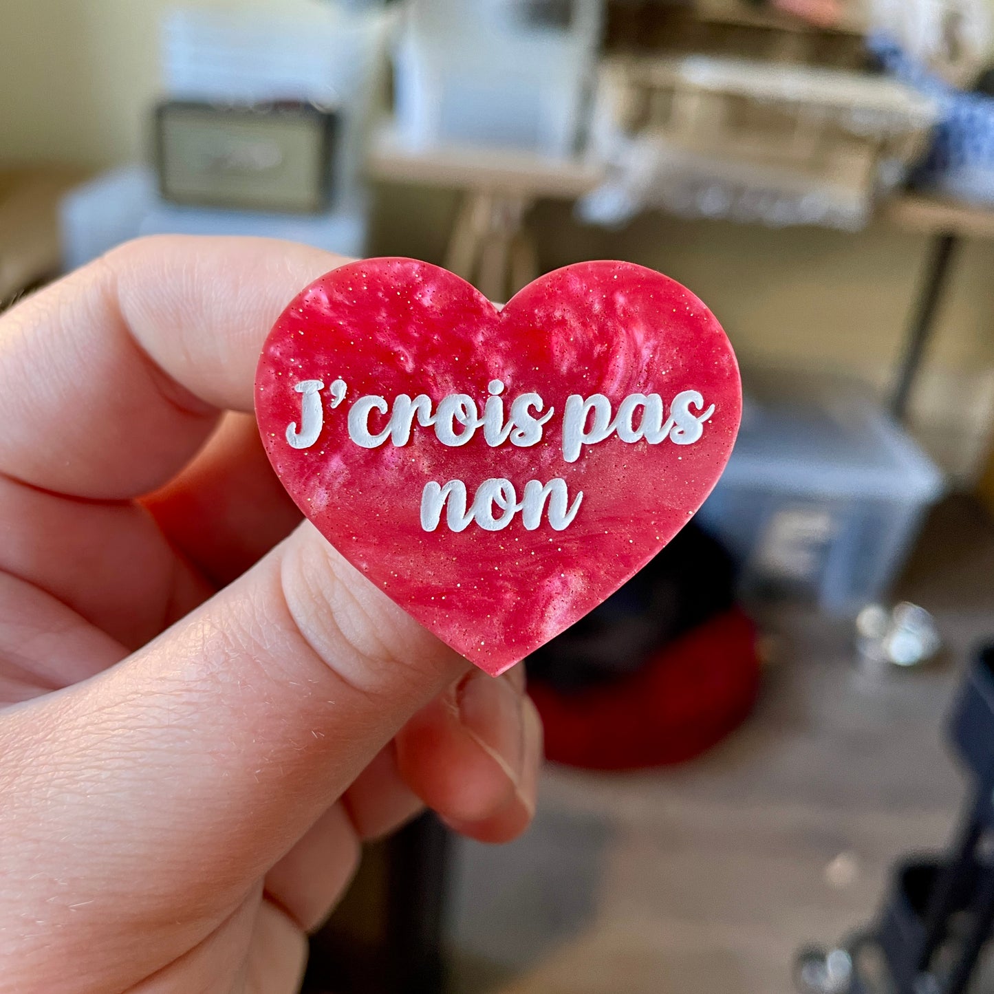 Broche "J'crois pas non" en acrylique marbrée rose à paillettes